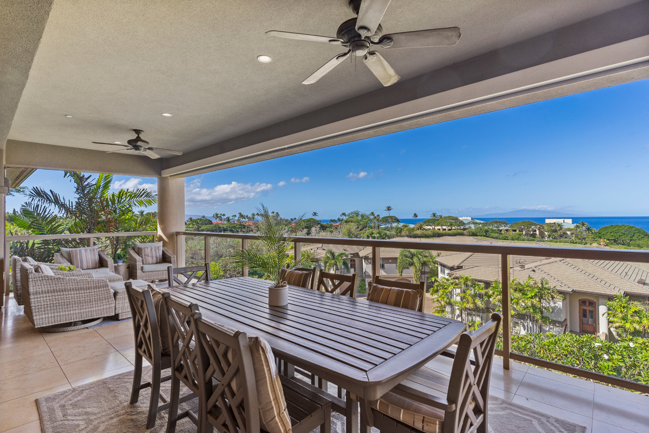 Spacious Lanai for outdoor living: 